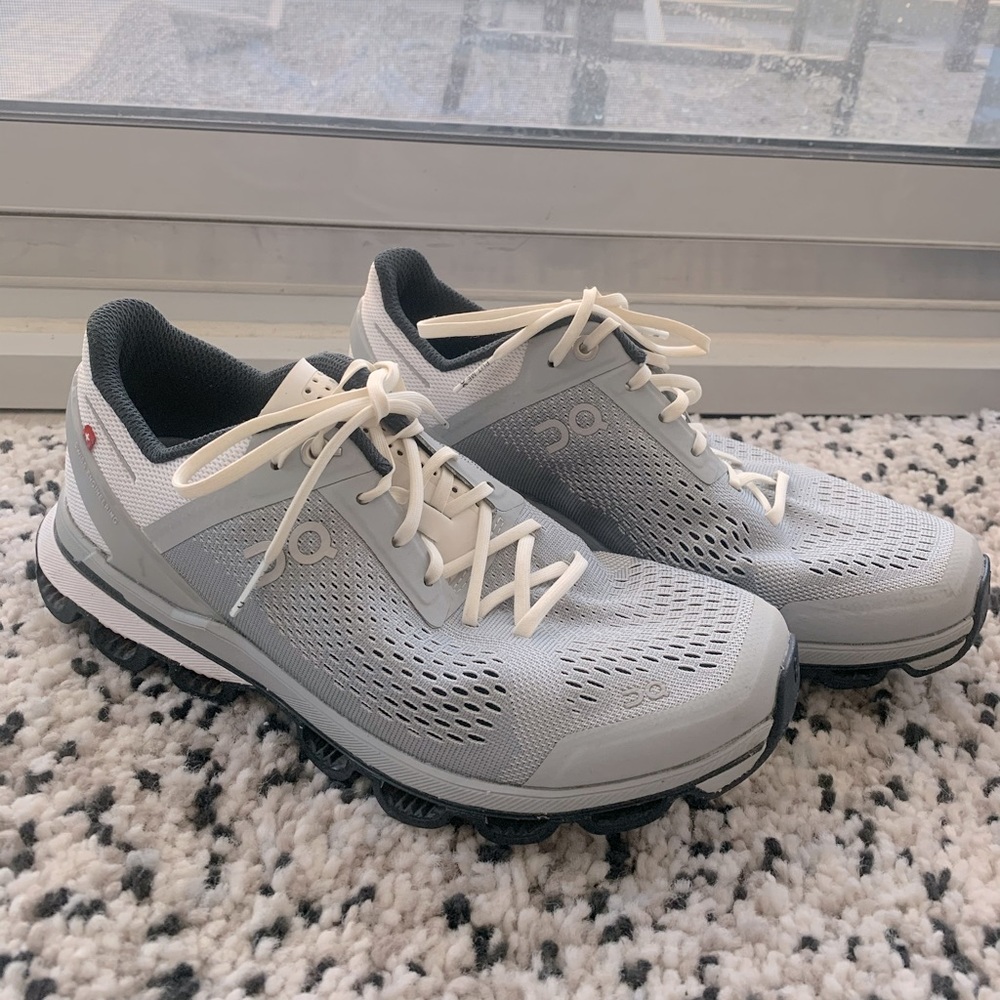 Hardly worn. ON size 7 women’s running shoes in Glacier / Black.